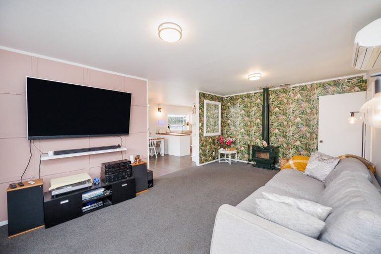 Photo of property in 21 Dalfield Place, Highbury, Palmerston North, 4412