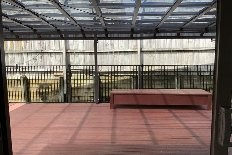 Photo of property in 21 Midhurst Avenue, Henderson, Auckland, 0612