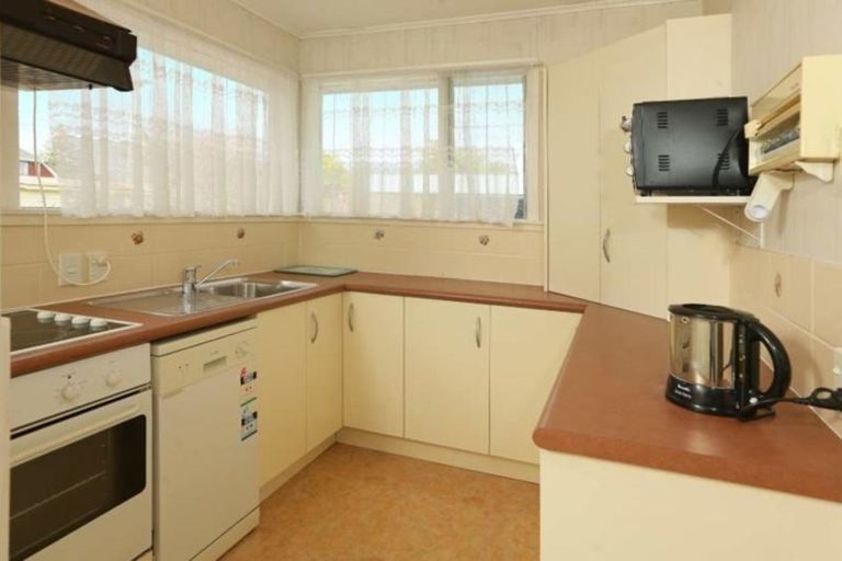 Photo of property in 24 Taikata Road, Te Atatu Peninsula, Auckland, 0610