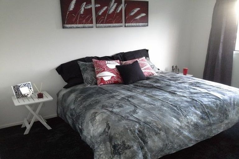 Photo of property in 1/5 Senecio Place, Weymouth, Auckland, 2103