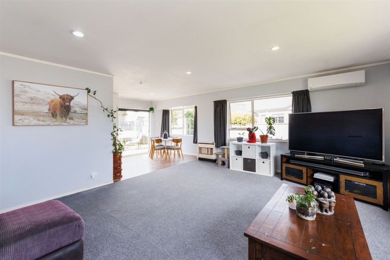 Photo of property in 43 Dalfield Place, Highbury, Palmerston North, 4412