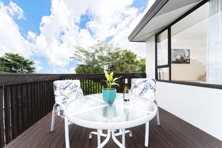 Photo of property in 2/28 Exeter Place, Unsworth Heights, Auckland, 0632