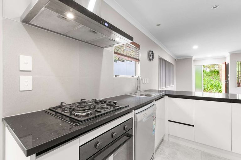 Photo of property in 58h Sunnyside Road, Sunnyvale, Auckland, 0612