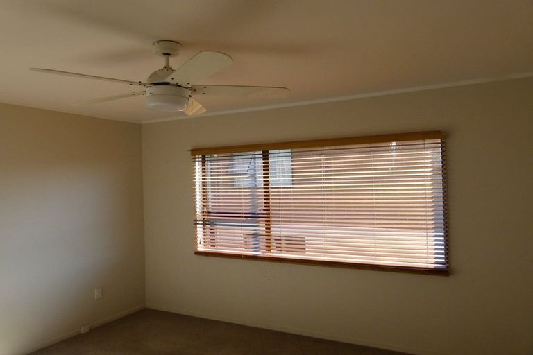 Photo of property in 2/2 Leith Way, Rothesay Bay, Auckland, 0630