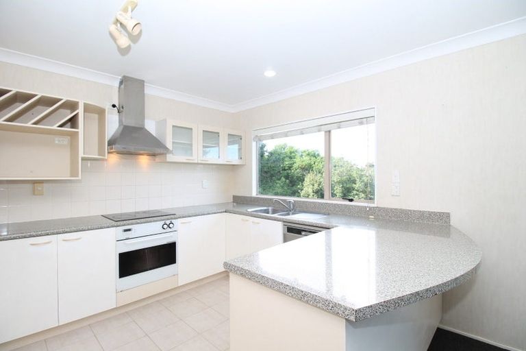 Photo of property in 2/49 Ribbonwood Crescent, Goodwood Heights, Auckland, 2105