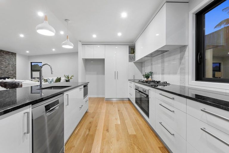 Photo of property in 7b Montrose Place, Highlands Park, New Plymouth, 4312