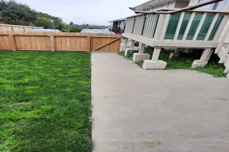 Photo of property in 1/84 Greenslade Crescent, Northcote, Auckland, 0627