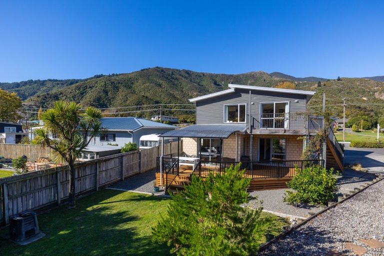 Photo of property in 255 Waikawa Road, Waikawa, Picton, 7220