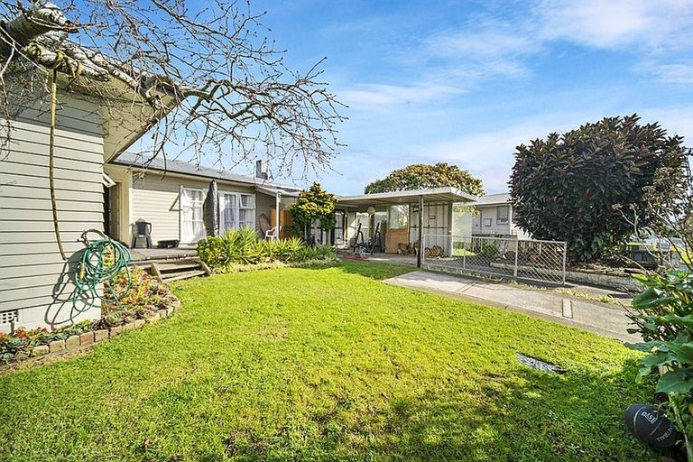 Photo of property in 13 Humphreys Place, Mangere, Auckland, 2022