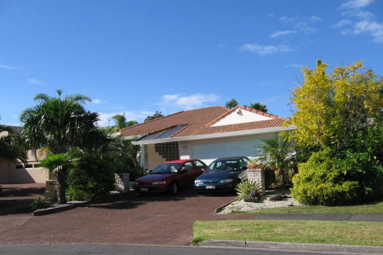 Photo of property in 19 St Lucia Place, Unsworth Heights, Auckland, 0632