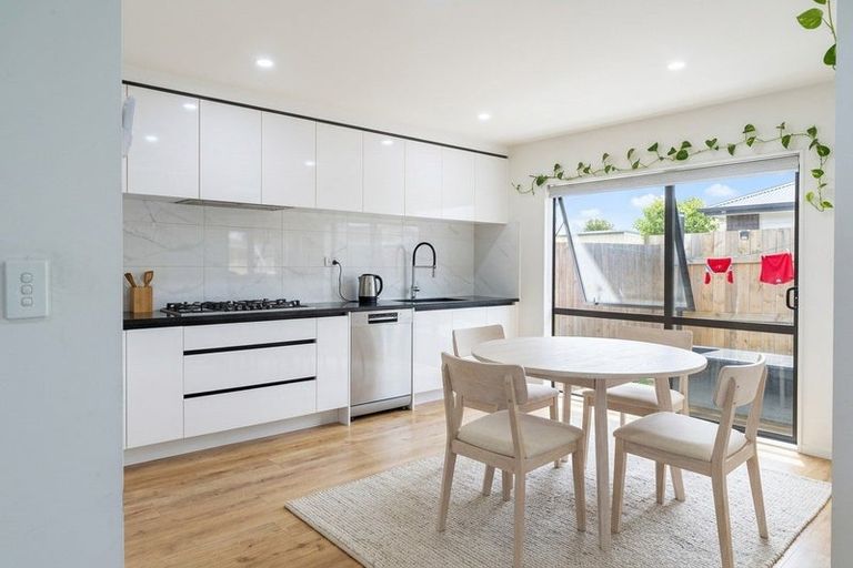 Photo of property in 57c Seabrook Avenue, New Lynn, Auckland, 0600