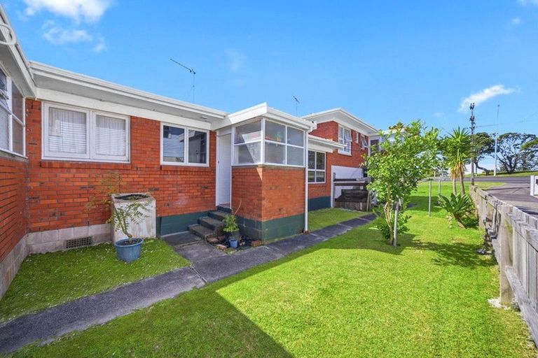 Photo of property in 2/270 East Coast Road, Forrest Hill, Auckland, 0620
