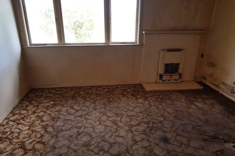 Photo of property in 16 Parrs Cross Road, Henderson, Auckland, 0612