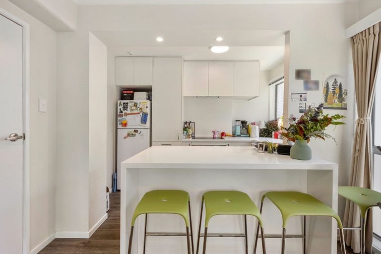 Photo of property in Victoria Court, 4/4 Queen Street, Mount Victoria, Wellington, 6011