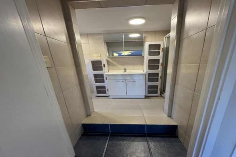 Photo of property in 18 Normanton Street, Glenfield, Auckland, 0629