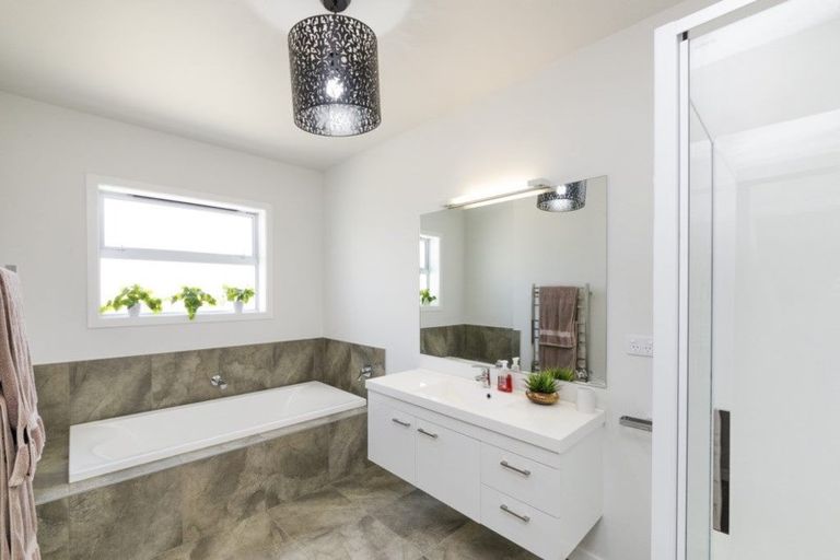 Photo of property in 4 Doncaster Court, Awapuni, Palmerston North, 4412