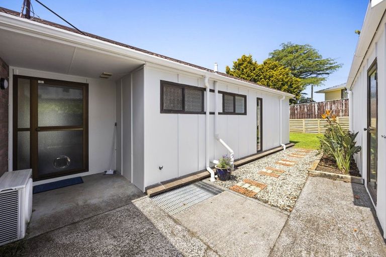 Photo of property in 1 Fairview Place, Westown, New Plymouth, 4310