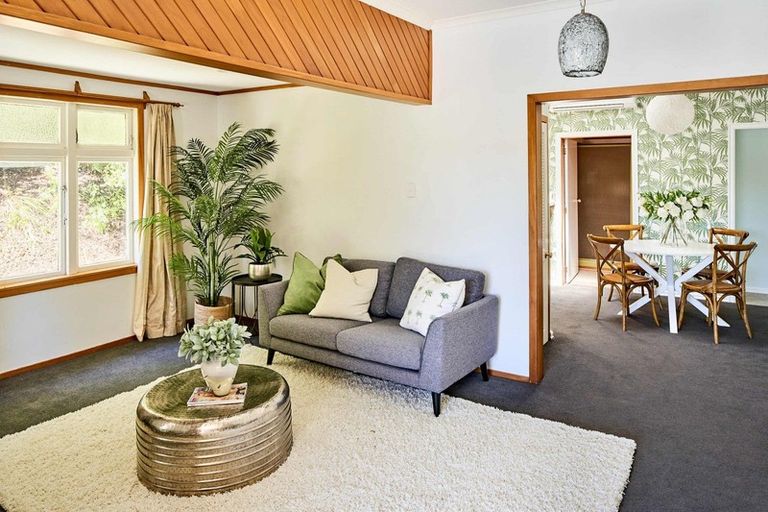 Photo of property in 12 Grays Road, Plimmerton, Porirua, 5026