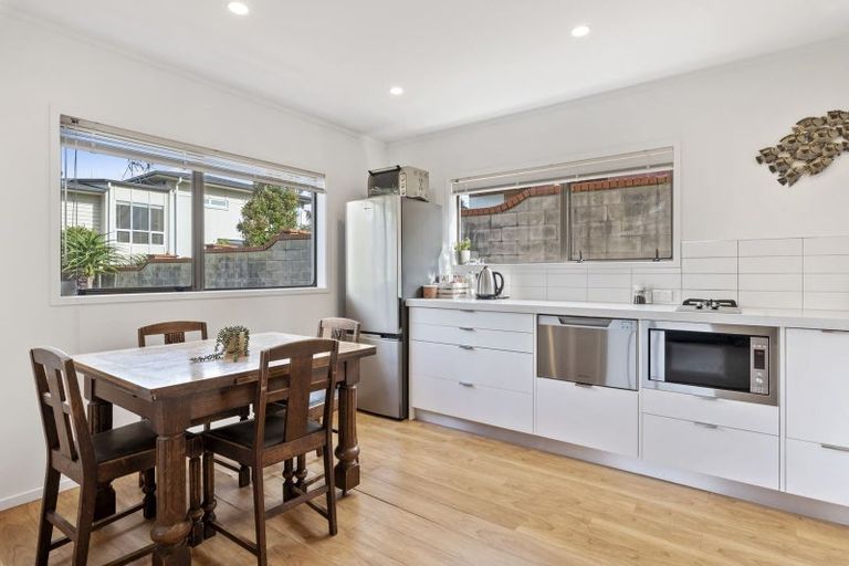 Photo of property in 31 Ridge Road, Waiake, Auckland, 0630