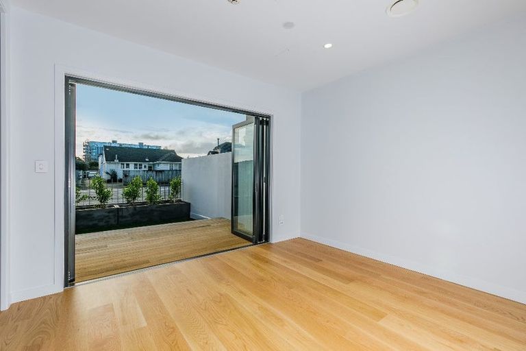 Photo of property in Frank Sargeson Apts, 1/74g Anzac Street, Takapuna, Auckland, 0622
