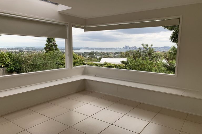 Photo of property in 115 Pupuke Road, Northcote, Auckland, 0627