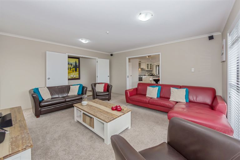 Photo of property in 9 Kingtide Place, Red Beach, 0932