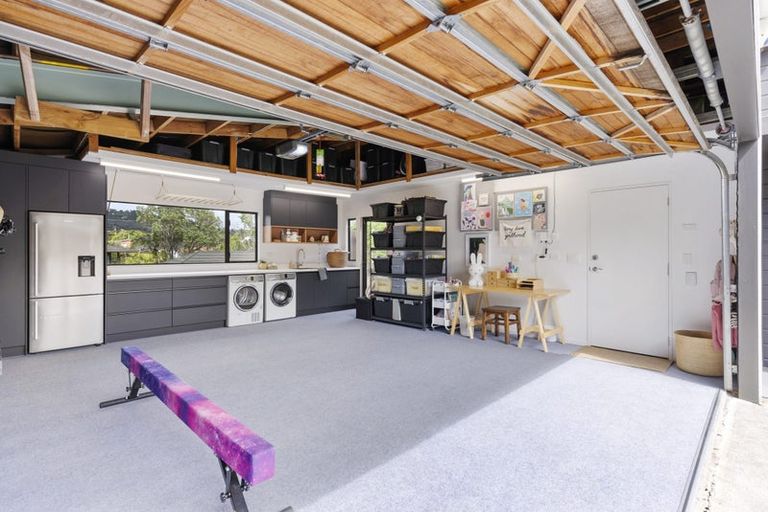 Photo of property in 25a Barron Drive, Green Bay, Auckland, 0604