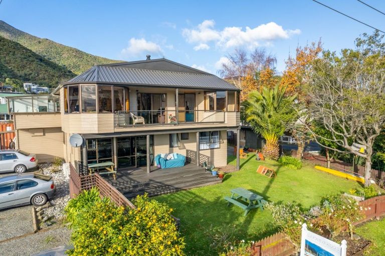 Photo of property in 318 Waikawa Road, Waikawa, Picton, 7220