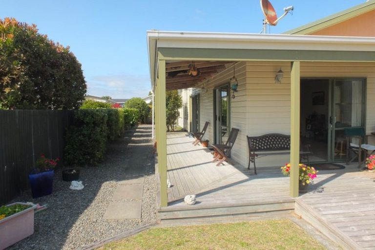 Photo of property in 17 Hennessy Street East, Foxton Beach, Foxton, 4815