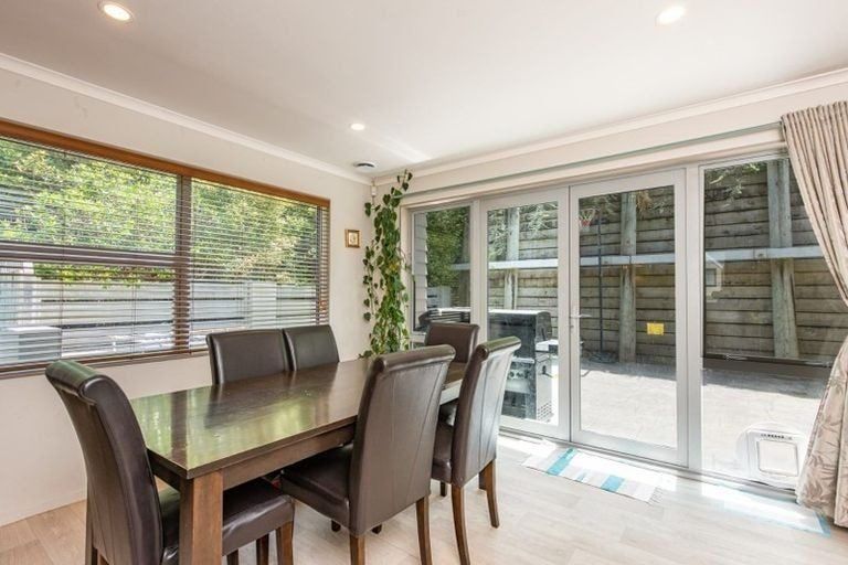 Photo of property in 16 Westwood Road, Tawa, Wellington, 5028