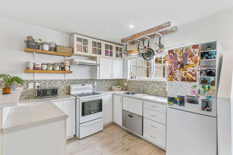 Photo of property in 96a Wade River Road, Stanmore Bay, Whangaparaoa, 0932