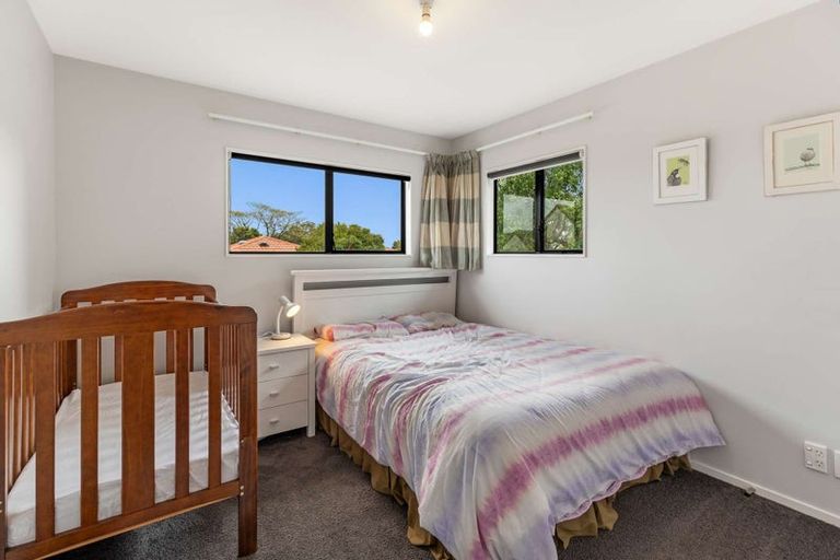 Photo of property in 17 Woburn Place, Takaro, Palmerston North, 4412