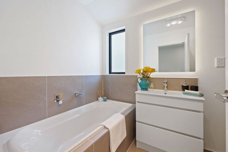 Photo of property in 2/36 Woodside Road, Massey, Auckland, 0614
