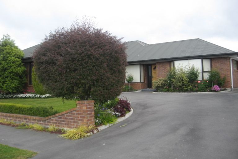 Photo of property in 11 Farnswood Place, Redwood, Christchurch, 8051