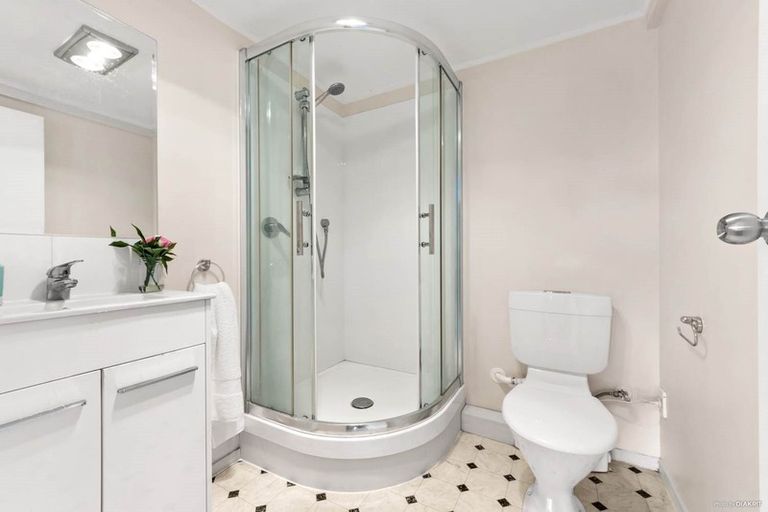 Photo of property in 10 Halcombe Place, Green Bay, Auckland, 0604