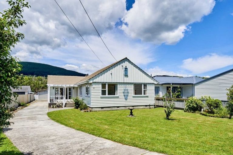 Photo of property in 350 Main Road, Tawa, Wellington, 5028