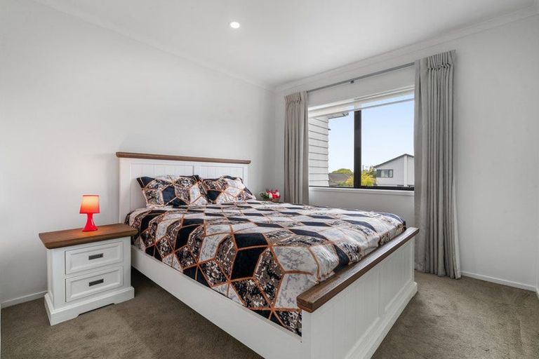 Photo of property in 15 Biplane Street, Takanini, 2112