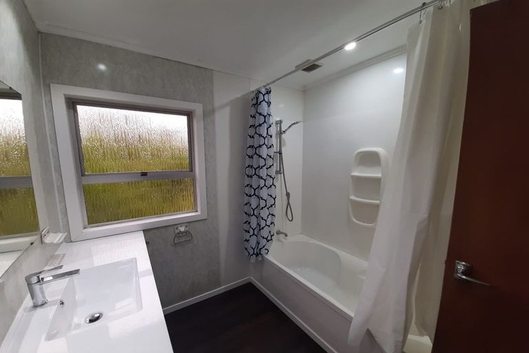 Photo of property in 31 Awaroa Road, Sunnyvale, Auckland, 0612