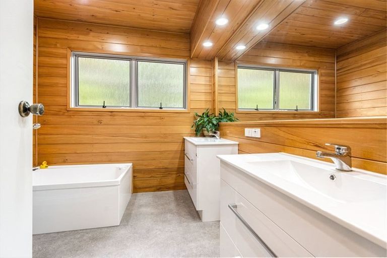 Photo of property in 22 Saddleback Rise, Murrays Bay, Auckland, 0630