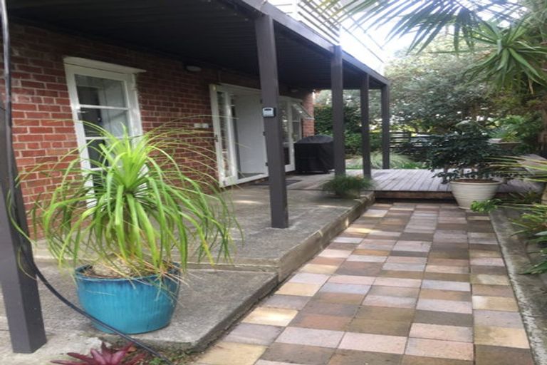 Photo of property in 1/1 Sylvan Park Avenue, Milford, Auckland, 0620