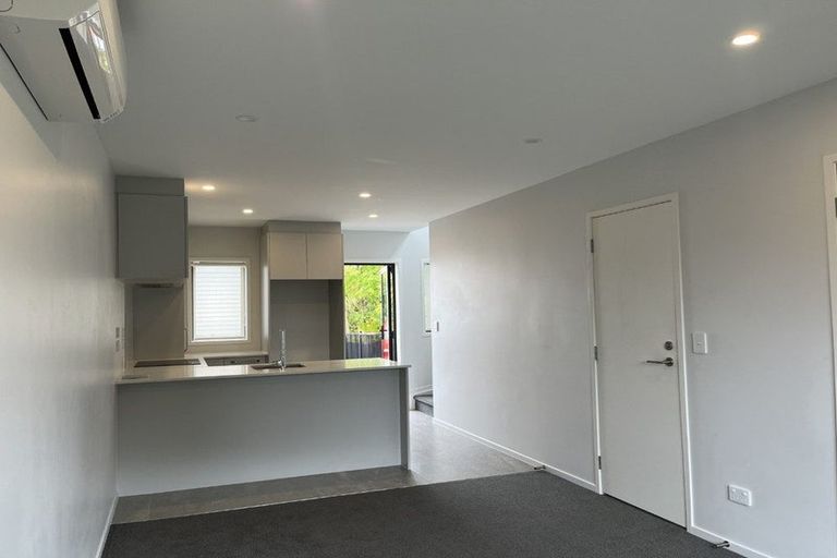 Photo of property in 3/47 Awaroa Road, Sunnyvale, Auckland, 0612