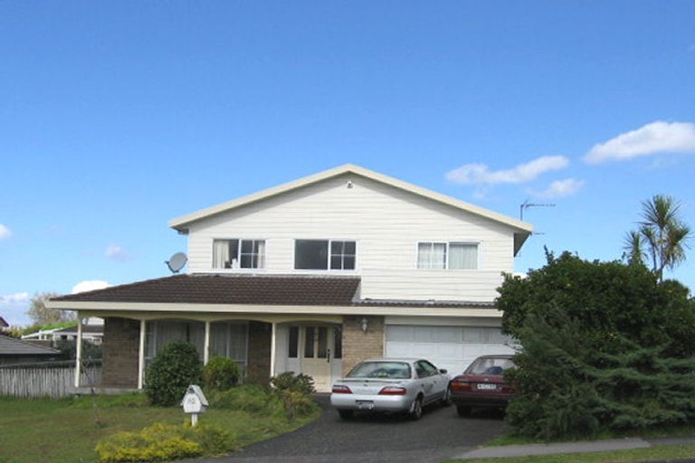 Photo of property in 82 Lagoon Way, West Harbour, Auckland, 0618