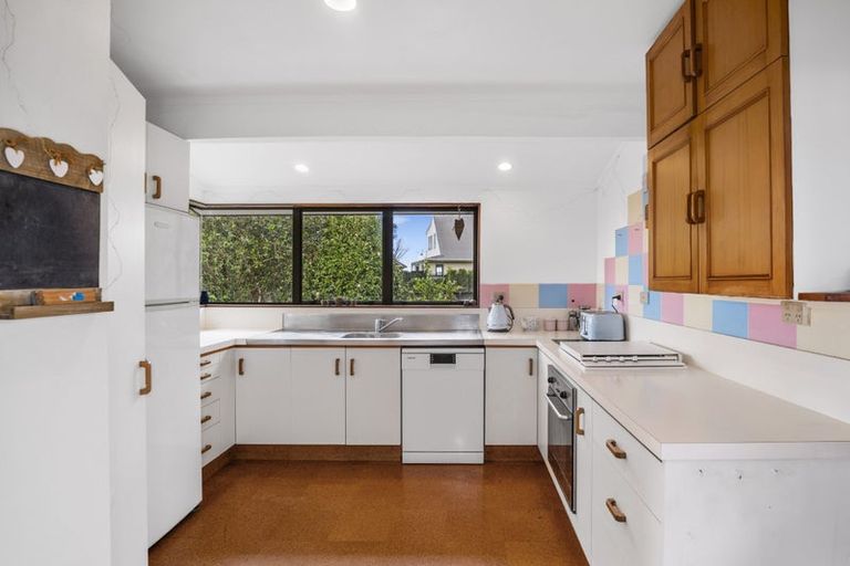 Photo of property in 18 Margaret Drive, Omokoroa, 3114