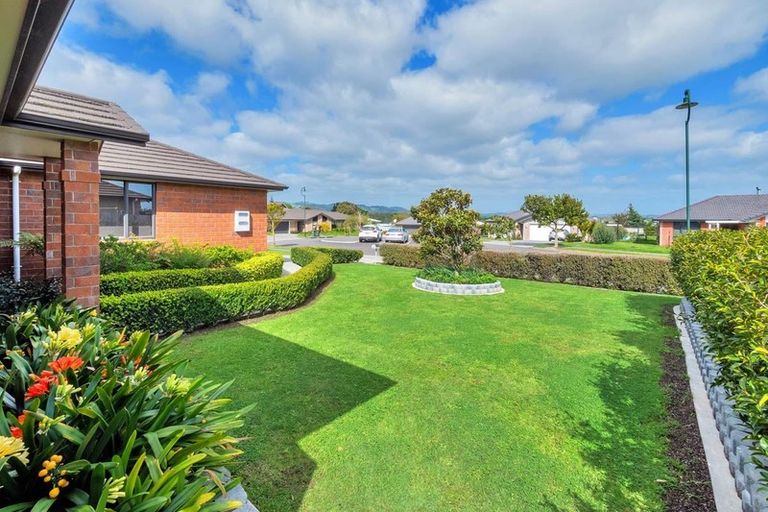 Photo of property in 8 Drumkeen Place, Rosehill, Papakura, 2113