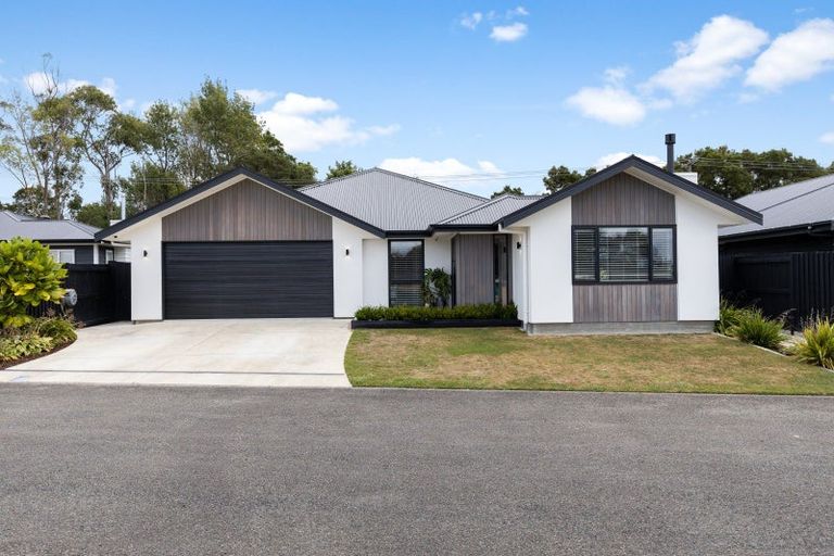 Photo of property in 43 Coutts Way, Fitzherbert, Palmerston North, 4410