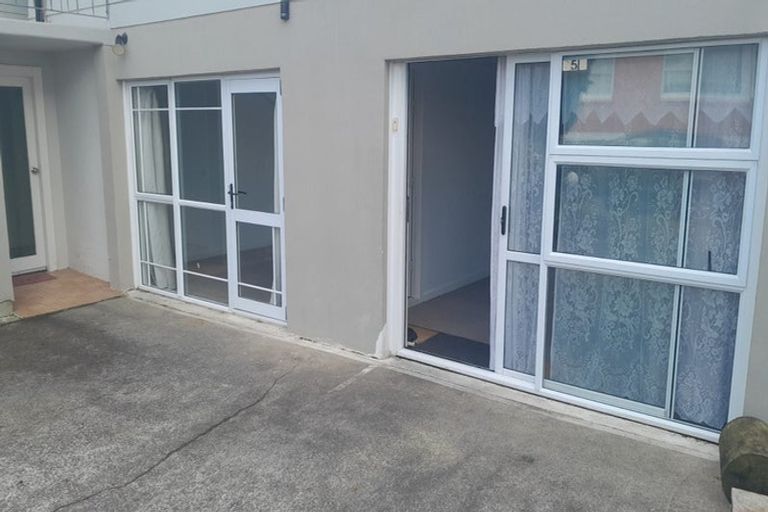 Photo of property in 35 Holland Road, Hillcrest, Auckland, 0627