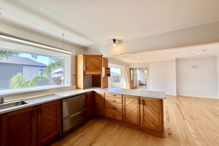 Photo of property in 13 Peter Terrace, Castor Bay, Auckland, 0620