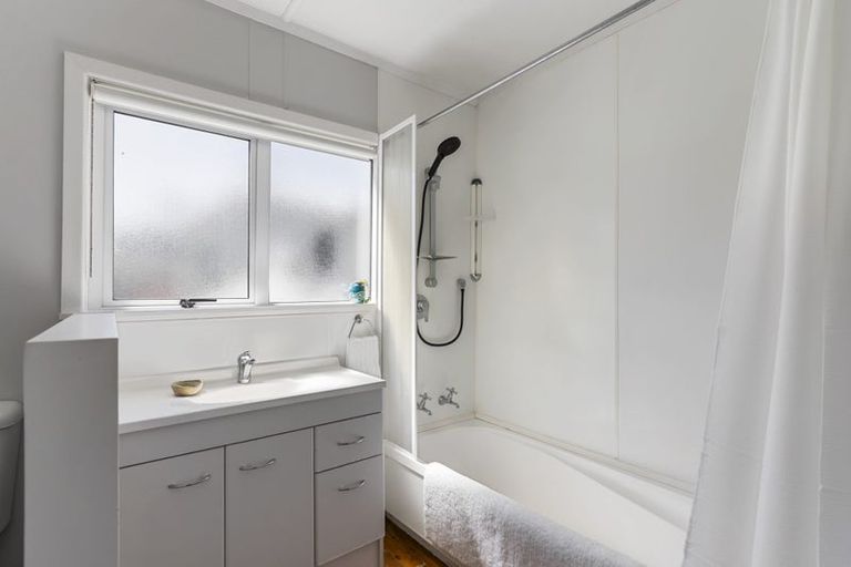 Photo of property in 48b Heathcote Road, Castor Bay, Auckland, 0620