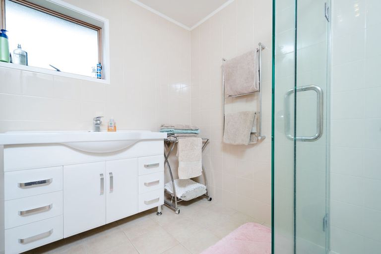 Photo of property in 2 Matuhi Rise, Henderson, Auckland, 0612