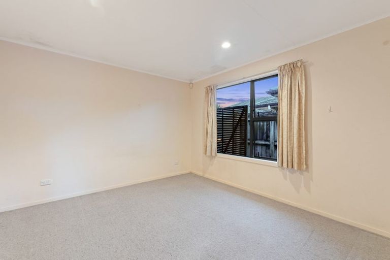Photo of property in 1 Maghera Drive, East Tamaki, Auckland, 2016